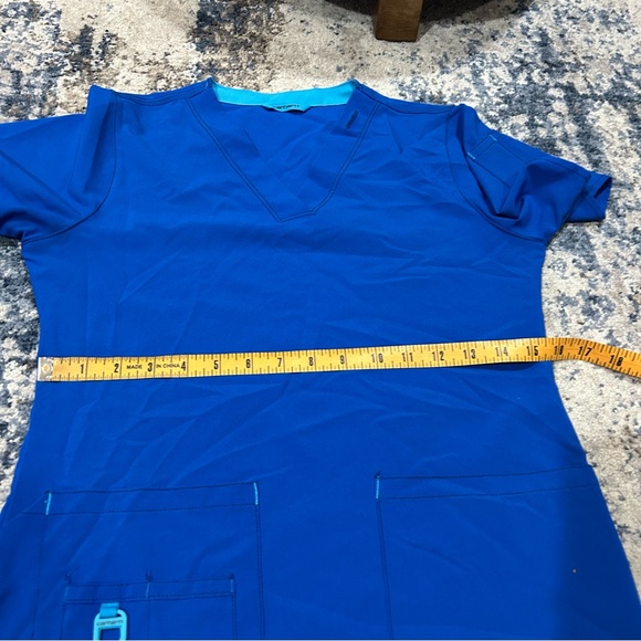Carhartt Blue Short Sleeve V-Neck Scrub Top with Pockets Size Small - Picture 5 of 6